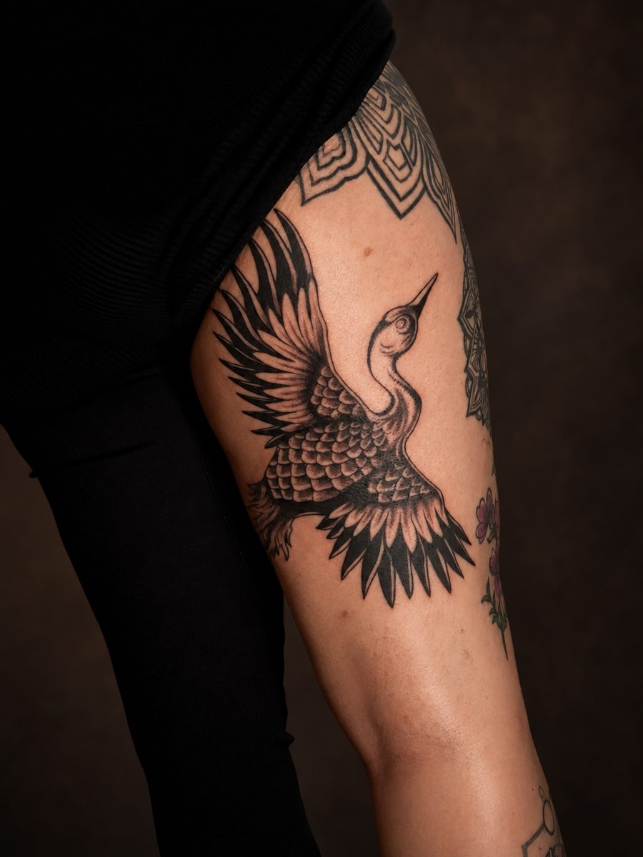 Blackwork tattoo van een adelaar met mandala op de dij, gezet in Lelystad