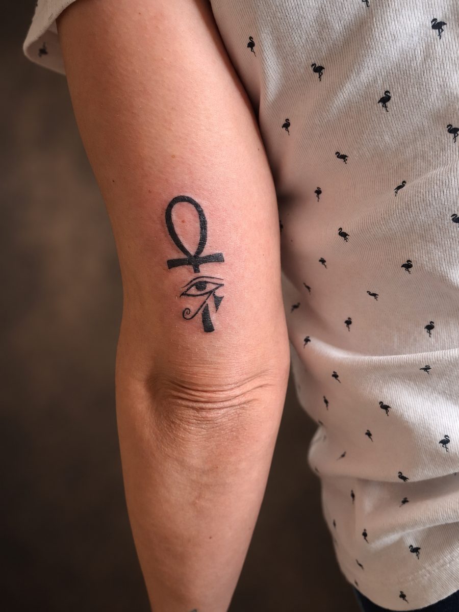 Fineline tattoo van een ankh symbool op de onderarm, gezet bij EmmsTattoo in Lelystad