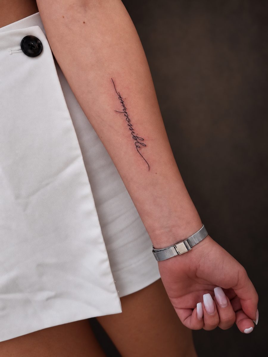 Fineline tattoo van een fijn ontwerp in dunne lijnen op de onderarm, gezet bij EmmsTattoo in Lelystad