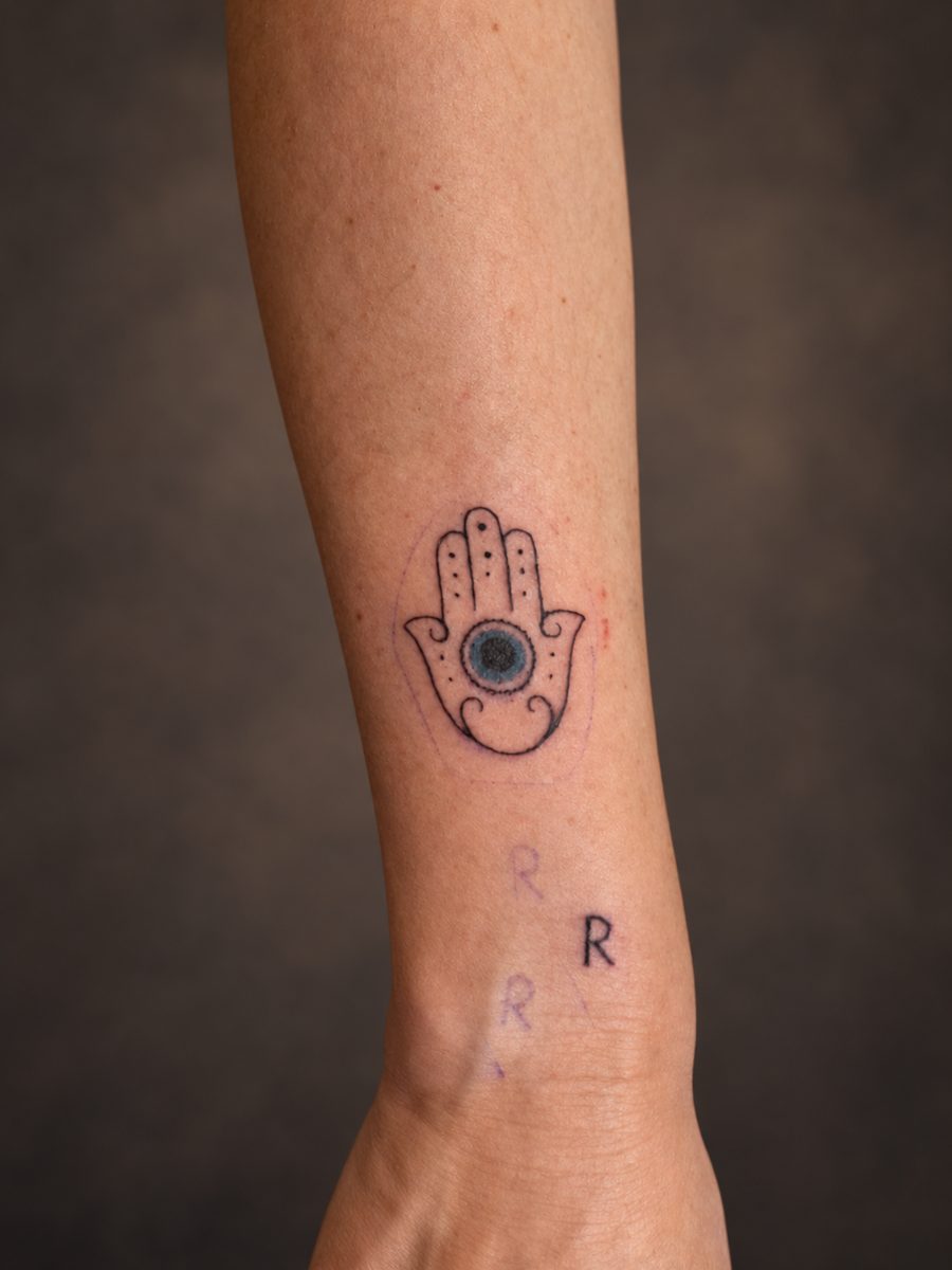 Fineline tattoo van een hamsa hand in fijne lijnen op de onderarm, gezet bij EmmsTattoo in Lelystad