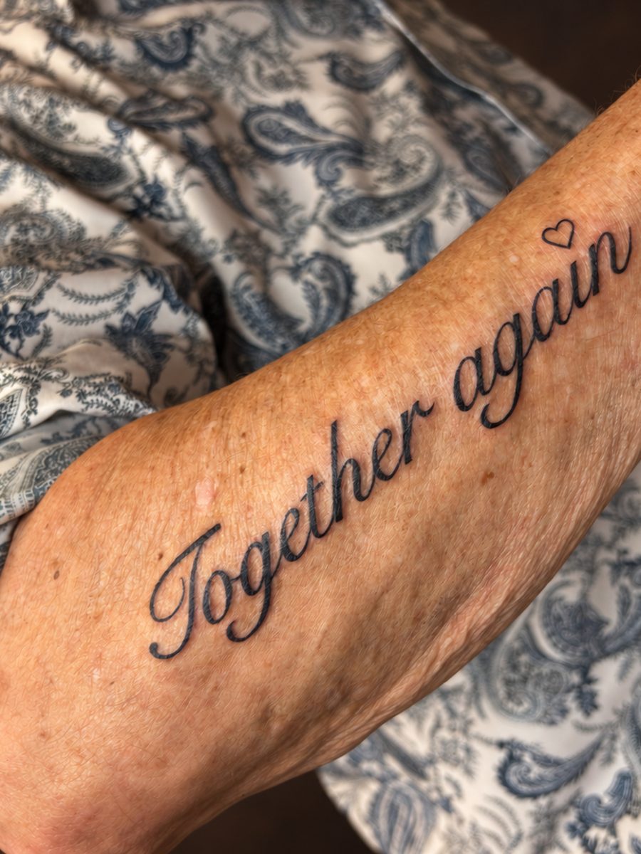 Fineline tattoo van een handgeschreven tekst op de onderarm, gezet bij EmmsTattoo in Lelystad