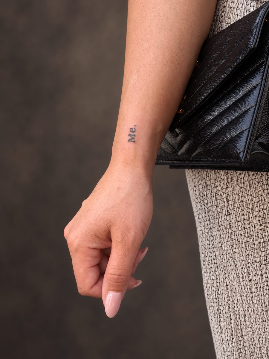 Fineline tattoo van een klein symbool op de binnenkant van de pols, gezet bij EmmsTattoo in Lelystad