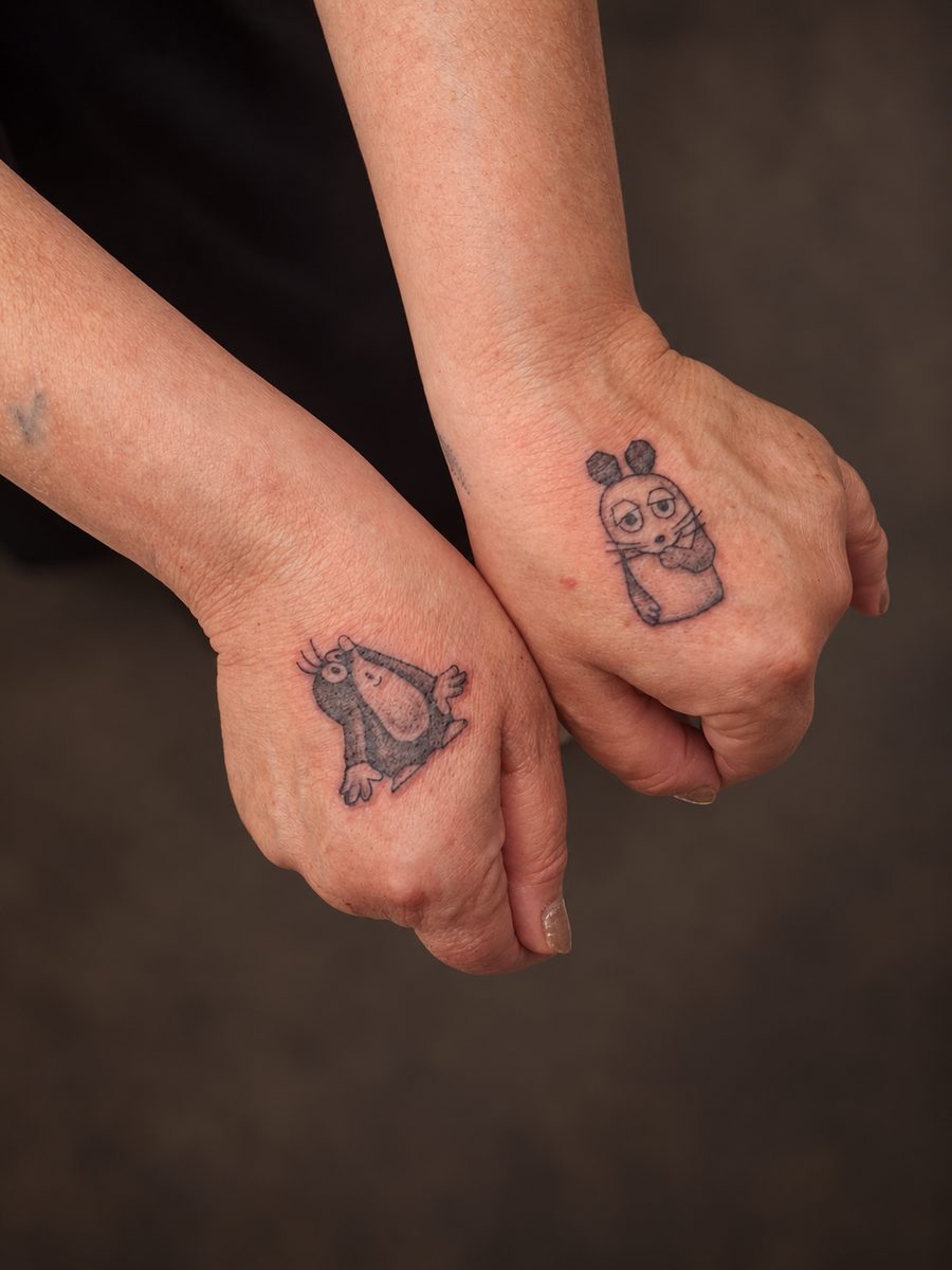Fineline tattoo van kleine ontwerpen op twee handen, gezet bij EmmsTattoo in Lelystad