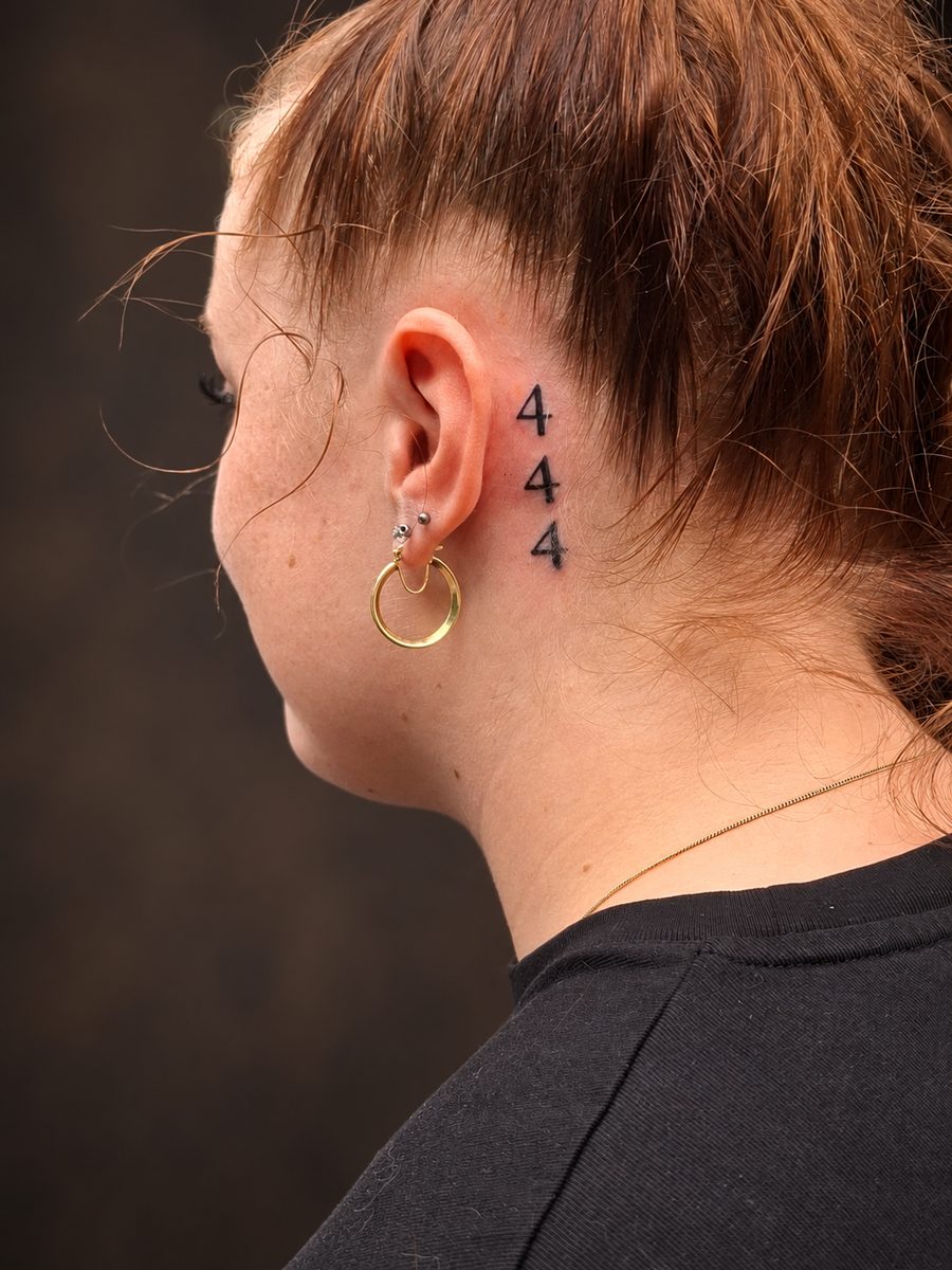 Fineline tattoo van kleine symbolen achter het oor en in de nek, gezet bij EmmsTattoo in Lelystad