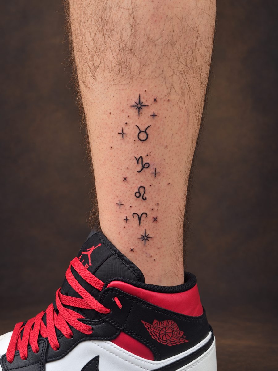 Fineline tattoo van sterretjes en kleine symbolen langs de enkel, gezet bij EmmsTattoo in Lelystad