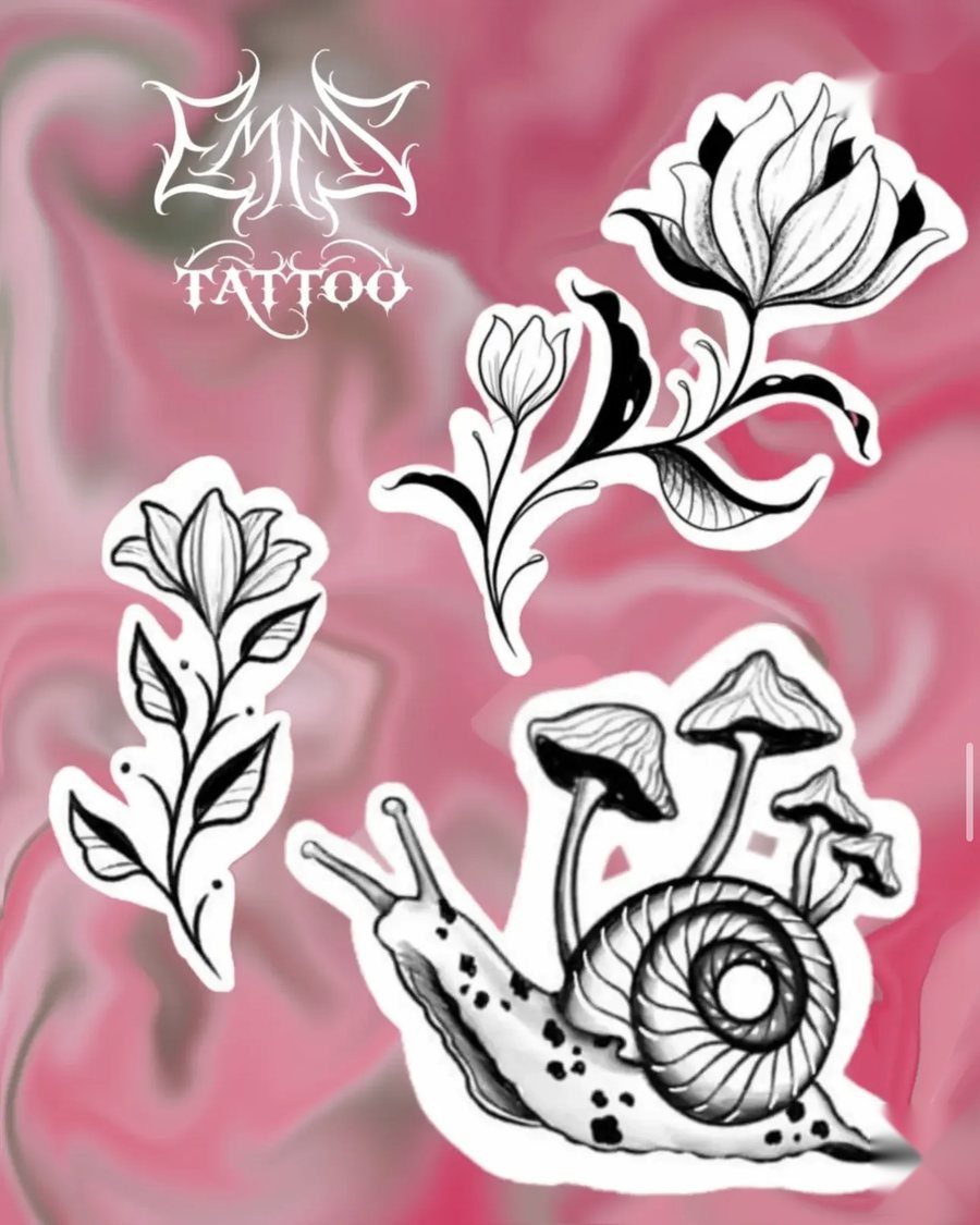 Flash-ontwerp van EmmsTattoo in Lelystad: slak, zwammen en bloemen