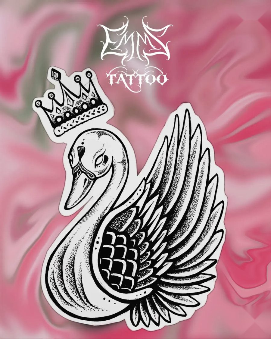 Flash-ontwerp van EmmsTattoo in Lelystad: zwaan met kroon