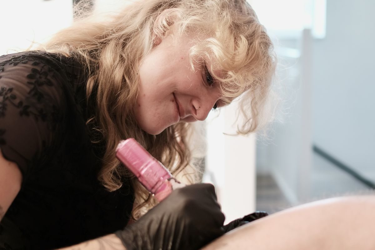 Emmelie zet met volle concentratie een tattoo in haar studio in Lelystad